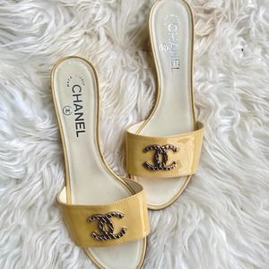 Vintage Chanel Logo "CC" Silver Emblem Kitten Heels. Size 37